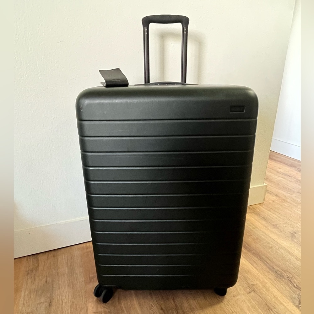 The Large Away Suitcase - Green